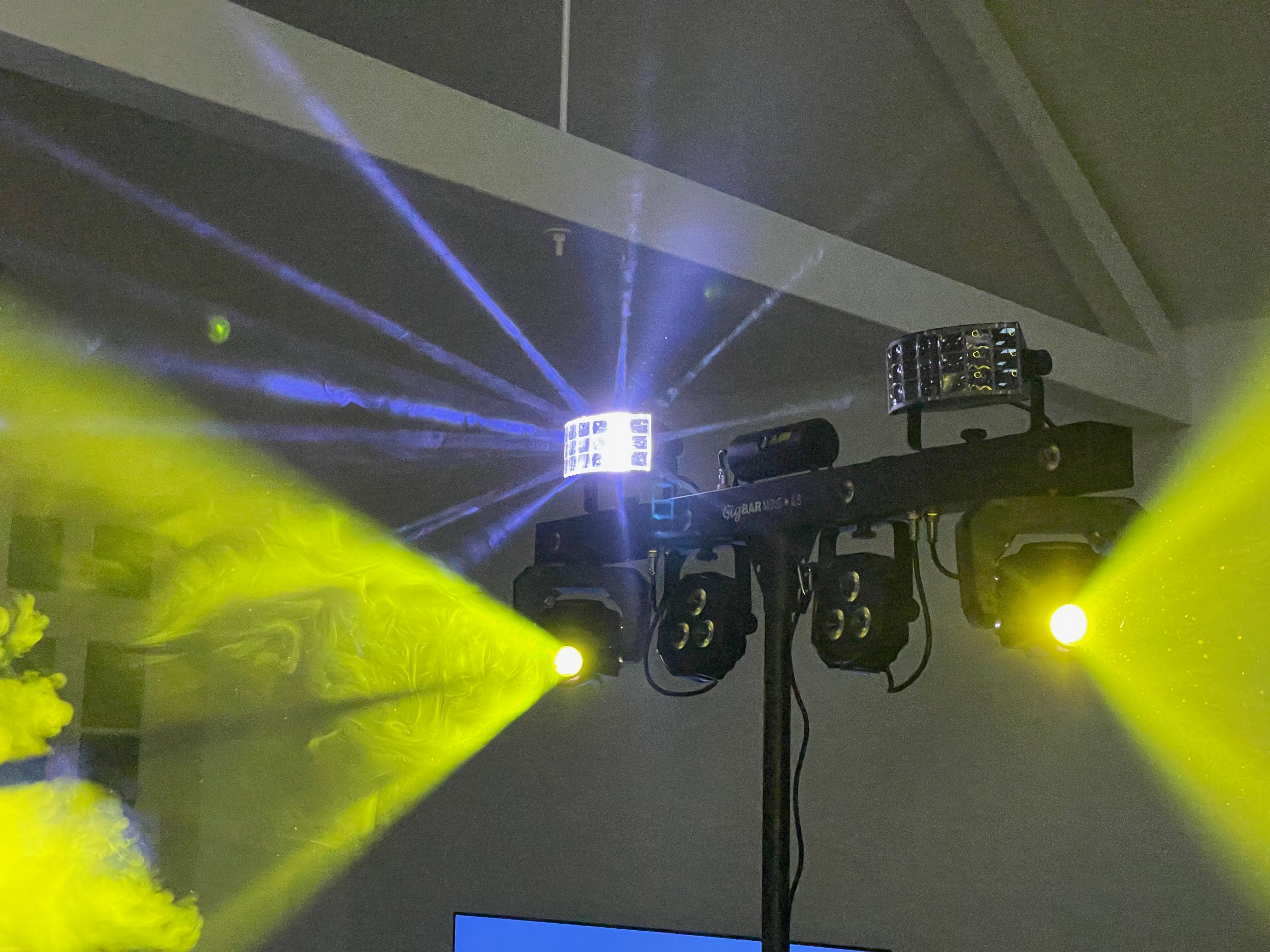 Gelb – Moving Heads & Derby