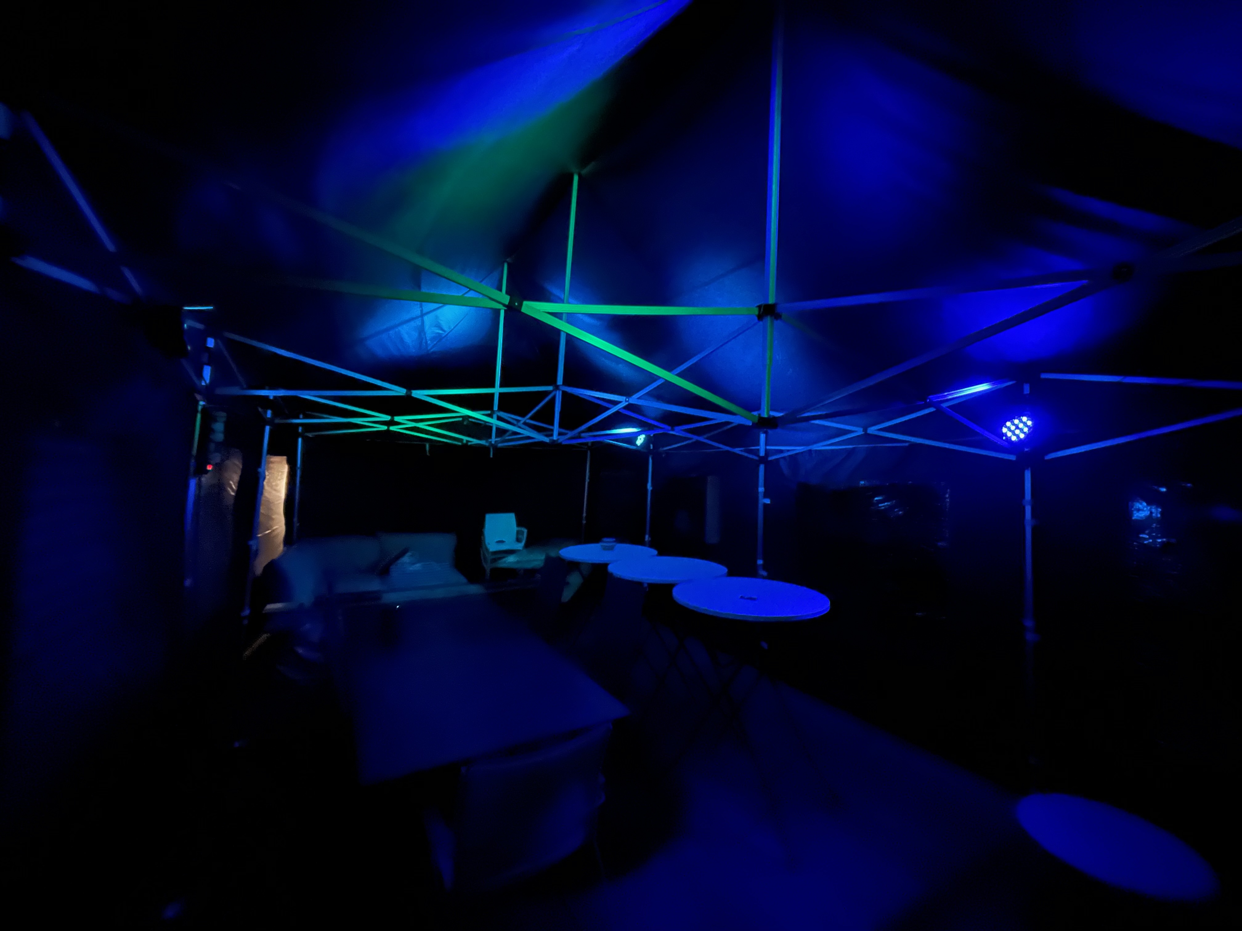 Innenansicht nachts mit Licht